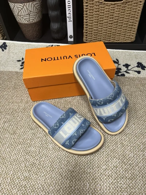 P320💰[New model] Long-term availability, 2025 new model, couple model [LOUlS VUlTTON] comes with drawer box, bag, card, invoice "Louis Vuitton ~ unique modern sandals. 》LV counter purchasing 🏃Men's and women's casual slippers, sold at the same time at the counter, the original old flower material upper is soft and comfortable, (refuses to discolor and rub the feet) sole: original factory special combination original sole, code number: 35--46 4 multiple colors 🉑️ to choose from